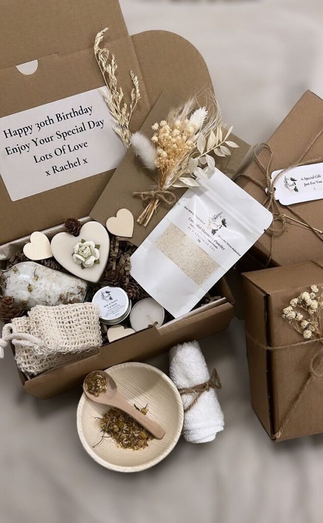 Weihnachtsgeschenk personalisierte natürliche Hautpflege Geschenke für sie Spa und Entspannung verwöhnen Geschenkset für ihre Weihnachtsgeschenke von Surreal Wellness Eco-friendly birthday gift box with personalized message, dried flowers, bath salts, candles, and natural spa items in sustainable packaging. | Sky Rye Design Eco-friendly birthday gift box with personalized message, dried flowers, bath salts, candles, and natural spa items in sustainable packaging.