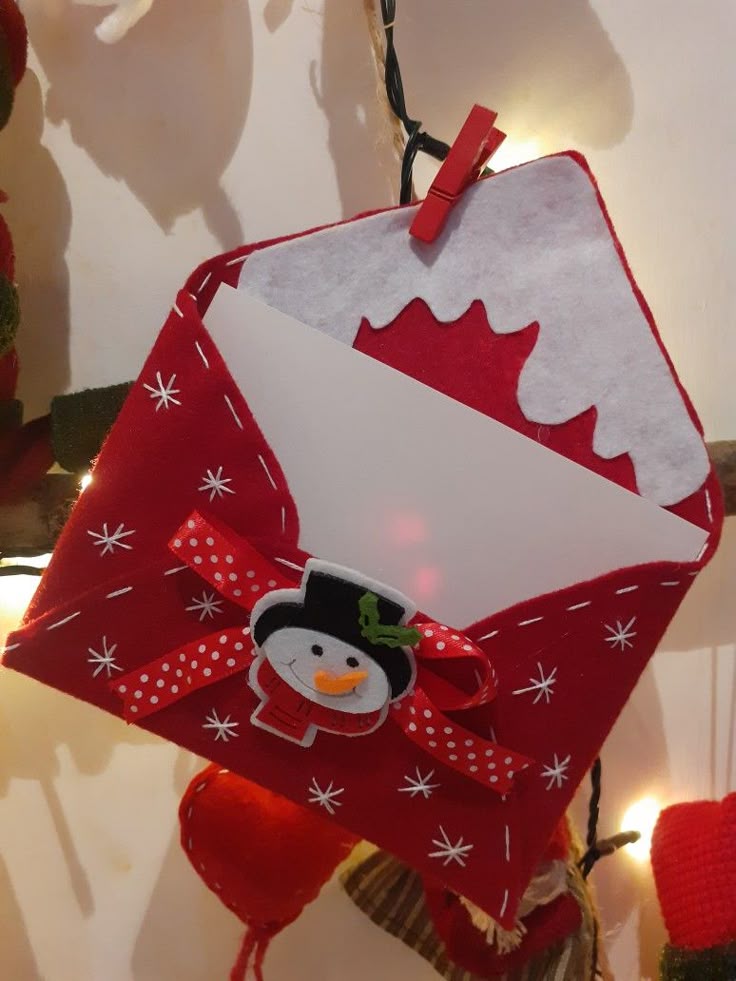letterinaababbonatale 🎅❤ Festive red felt envelope with snowman decoration for Christmas gift card or holiday letter. | Sky Rye Design Festive red felt envelope with snowman decoration for Christmas gift card or holiday letter.