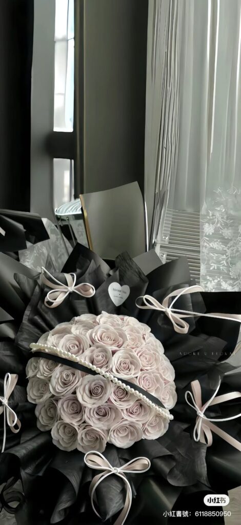 rtbhe Elegant pink rose bouquet with black wrapping and pearl decoration, ideal for romantic or special occasions. | Sky Rye Design Elegant pink rose bouquet with black wrapping and pearl decoration, ideal for romantic or special occasions.