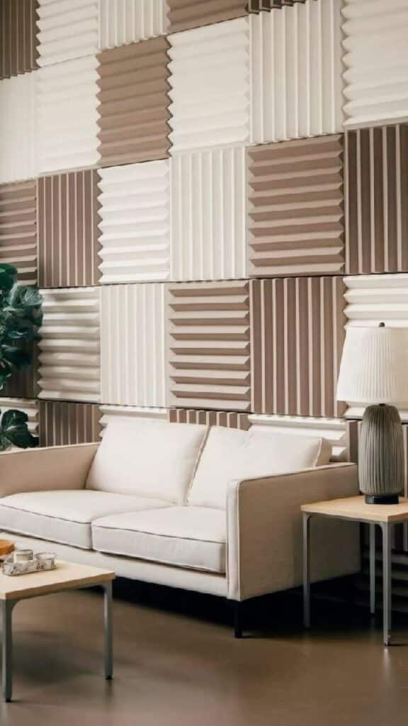 Дизайн стены Modern living room with beige sofa, textured accent wall, and side table lamp for stylish decor. | Sky Rye Design Modern living room with beige sofa, textured accent wall, and side table lamp for stylish decor.