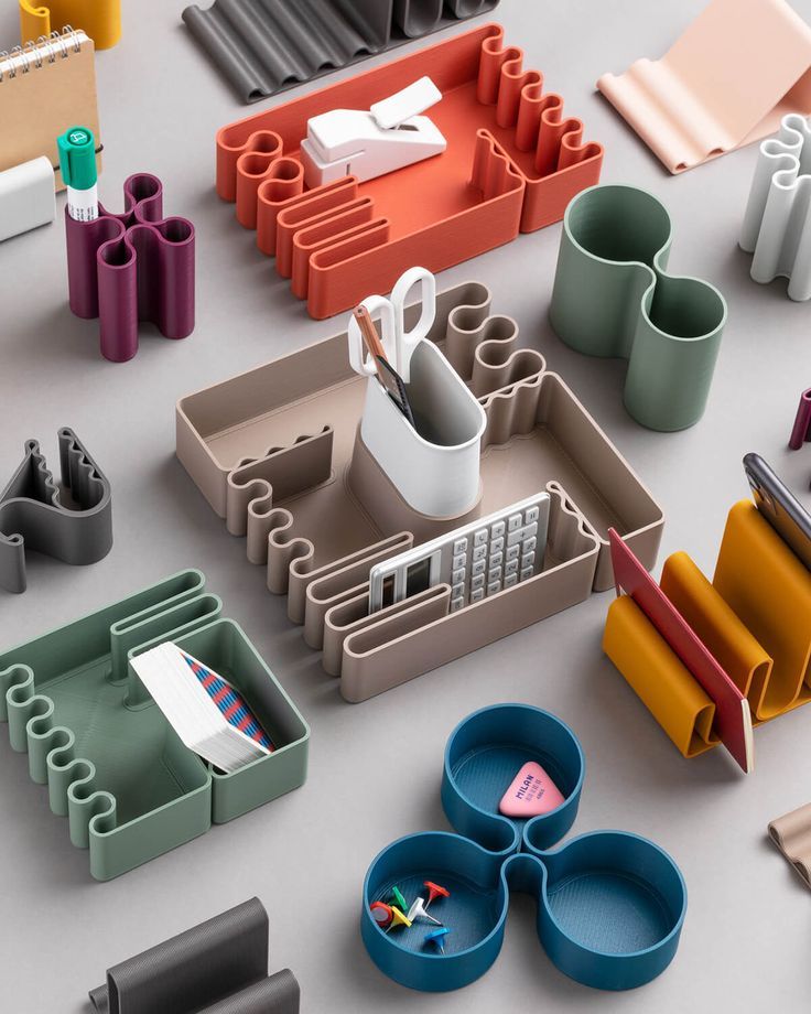 Органайзер Colorful desk organizers holding pens, scissors, and office supplies on a gray surface, promoting efficient workspace organization. | Sky Rye Design Colorful desk organizers holding pens, scissors, and office supplies on a gray surface, promoting efficient workspace organization.