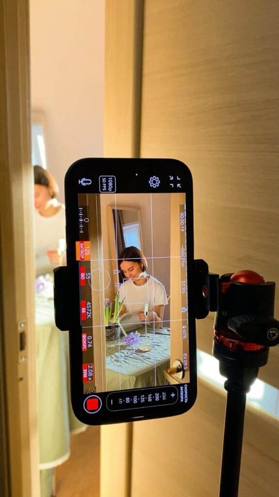 Съемка в домашних условиях Capture of a woman reading, filmed on a camera screen with focus and ISO settings visible. | Sky Rye Design Capture of a woman reading, filmed on a camera screen with focus and ISO settings visible.