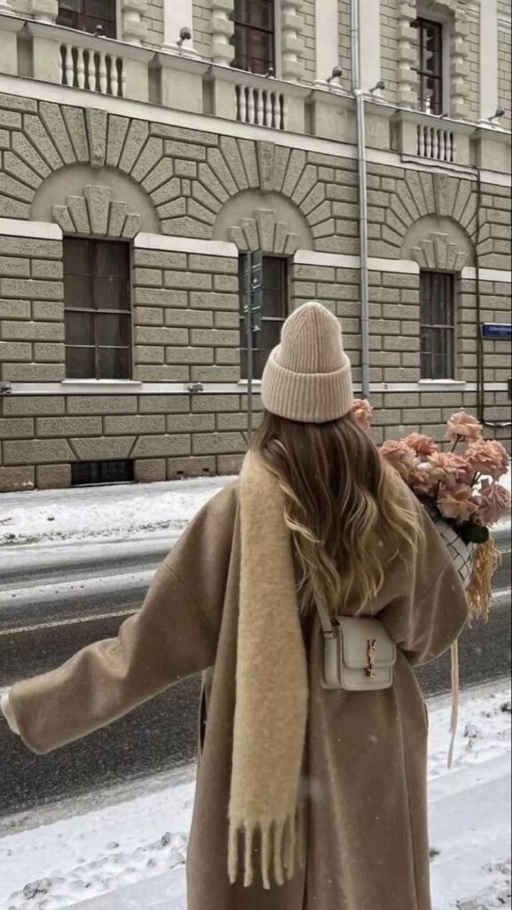 Актуальные и трендовые образы подбороки обзоры можно найти в моем тг канале Удачный шопинг _Переходите 👇🏼 Woman in winter coat and beanie holds flowers on snowy street by ornate building. Cozy fashion in urban winter setting. | Sky Rye Design Woman in winter coat and beanie holds flowers on snowy street by ornate building. Cozy fashion in urban winter setting.