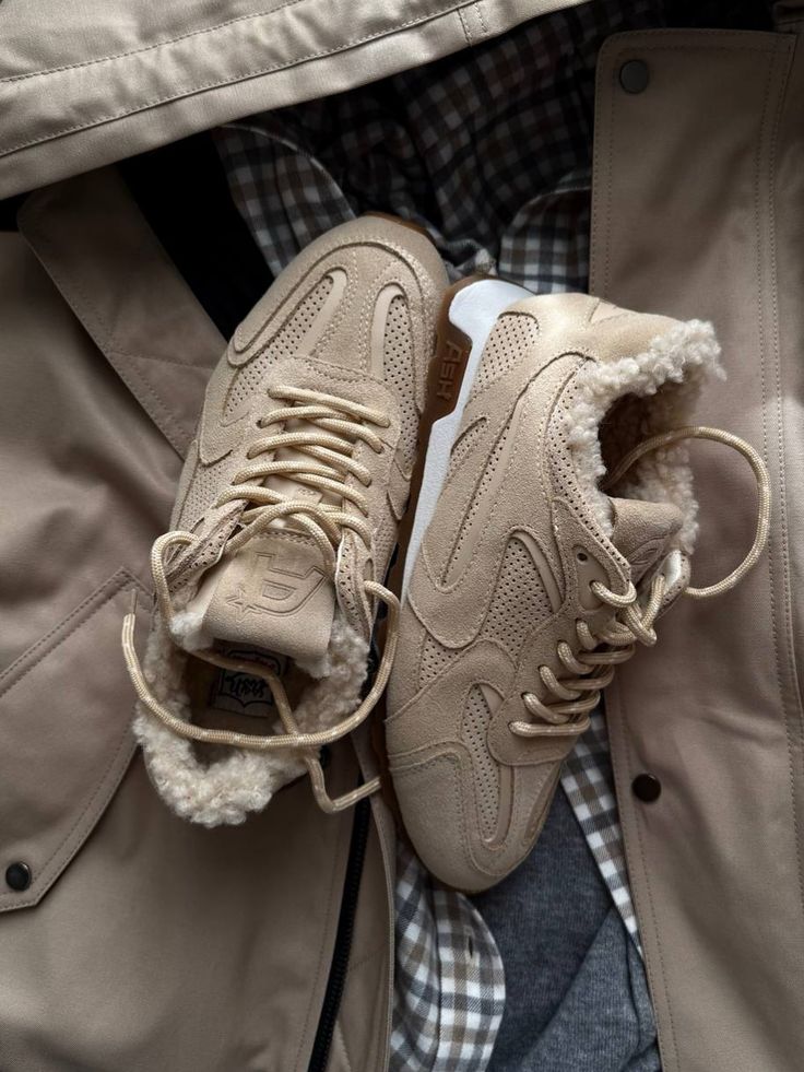 Правильный ответ_ в парах купленных во время Дней шоппинга в ASH_ А вот будут это утепленные мехом кроссовки замшевые дутики или вы Beige fleece-lined sneakers on a matching checkered background, perfect for stylish winter wear. | Sky Rye Design Beige fleece-lined sneakers on a matching checkered background, perfect for stylish winter wear.