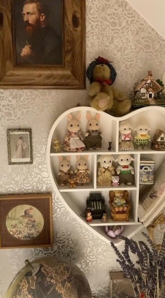 _ - 2025-12-01T205154027 Heart-shaped shelf with cute figures and vintage decor, framed portraits, globe, and dried lavender in cozy room setting. | Sky Rye Design Heart-shaped shelf with cute figures and vintage decor, framed portraits, globe, and dried lavender in cozy room setting.