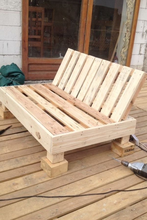 7c4a900ec4bf5120685544b31952ee5e Wooden pallet sofa on a deck, showcasing a DIY furniture project with natural wood finish, ideal for outdoor seating. | Sky Rye Design Wooden pallet sofa on a deck, showcasing a DIY furniture project with natural wood finish, ideal for outdoor seating.