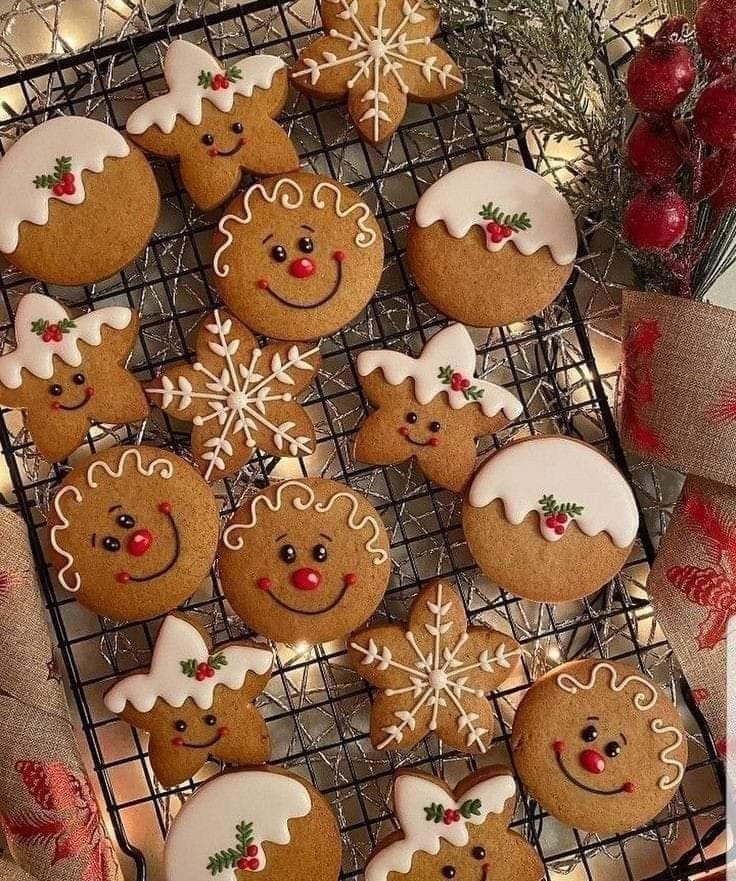 9a9b1958901ef21207f5e884054c40a6 Festive gingerbread cookies with snowflake designs and smiling faces on a cooling rack, perfect for holiday celebrations. | Sky Rye Design Festive gingerbread cookies with snowflake designs and smiling faces on a cooling rack, perfect for holiday celebrations.