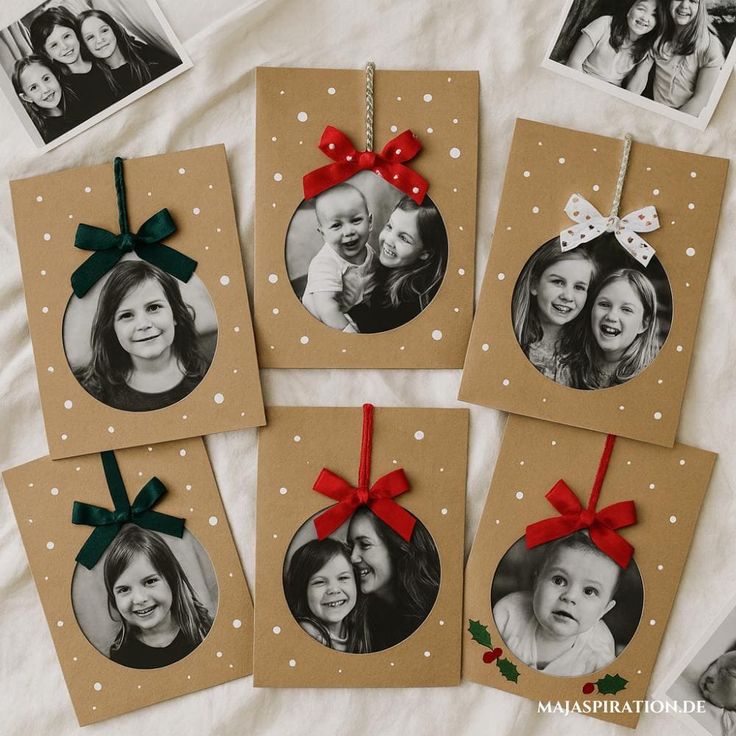 Weihnachtskarten basteln_ 24 kreative einfache DIY Ideen zum Selbermachen - Majaspiration Handmade photo Christmas cards with family portraits, decorated with colorful bows and dots on kraft paper, lying on a white surface. | Sky Rye Design Handmade photo Christmas cards with family portraits, decorated with colorful bows and dots on kraft paper, lying on a white surface.