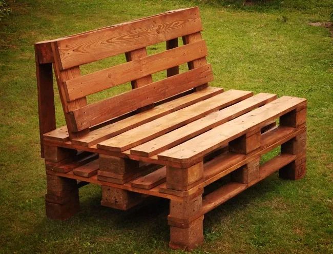 b03969af366610b2e0a23dd814829283 Wooden pallet bench on grass, offering a sustainable and stylish seating option for outdoor spaces and DIY enthusiasts. | Sky Rye Design Wooden pallet bench on grass, offering a sustainable and stylish seating option for outdoor spaces and DIY enthusiasts.