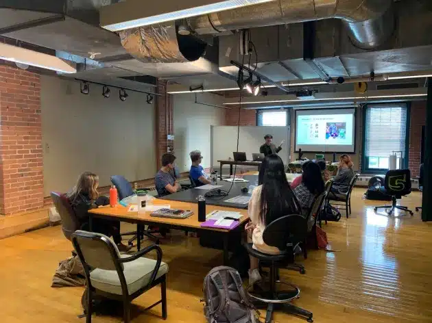 kakaotalk_photo_2019-09-14-13-30-17-5 People attending a presentation in a modern office with brick walls and a large screen. | Sky Rye Design People attending a presentation in a modern office with brick walls and a large screen.