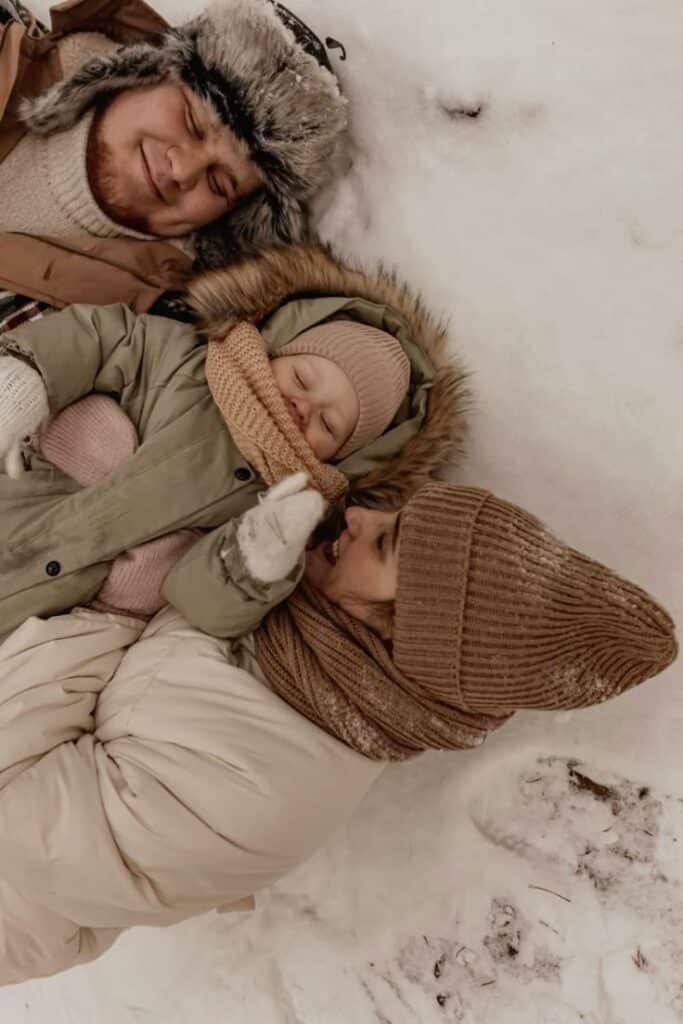Фотограф Арина Мак arinamak_ph Family enjoying a cozy winter day, bundled up in warm clothes, lying happily together on the snow. | Sky Rye Design Family enjoying a cozy winter day, bundled up in warm clothes, lying happily together on the snow.