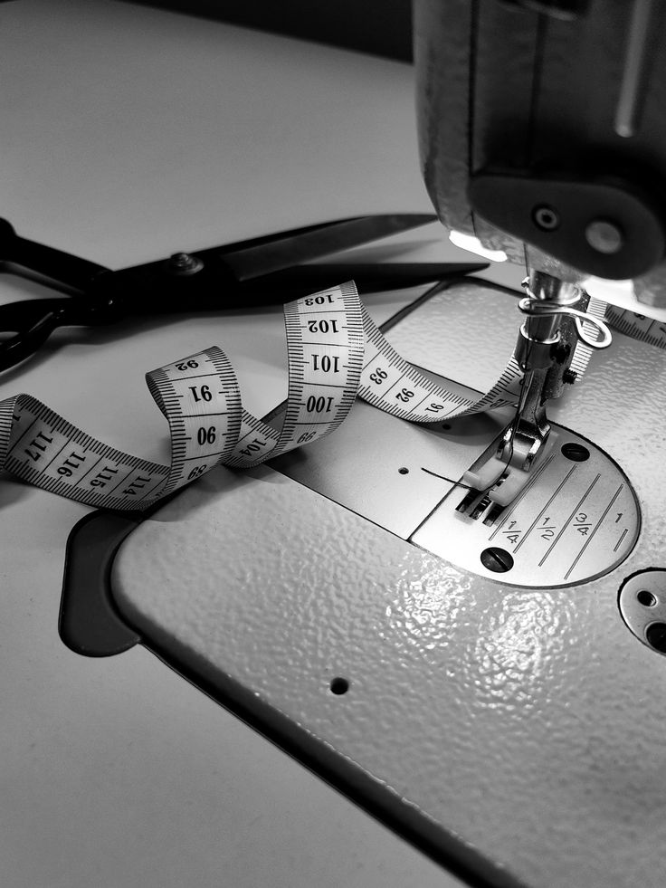 Швейная эстетика Close-up of a sewing machine with a tape measure and scissors nearby, symbolizing precision and craftsmanship in tailoring. | Sky Rye Design Close-up of a sewing machine with a tape measure and scissors nearby, symbolizing precision and craftsmanship in tailoring.