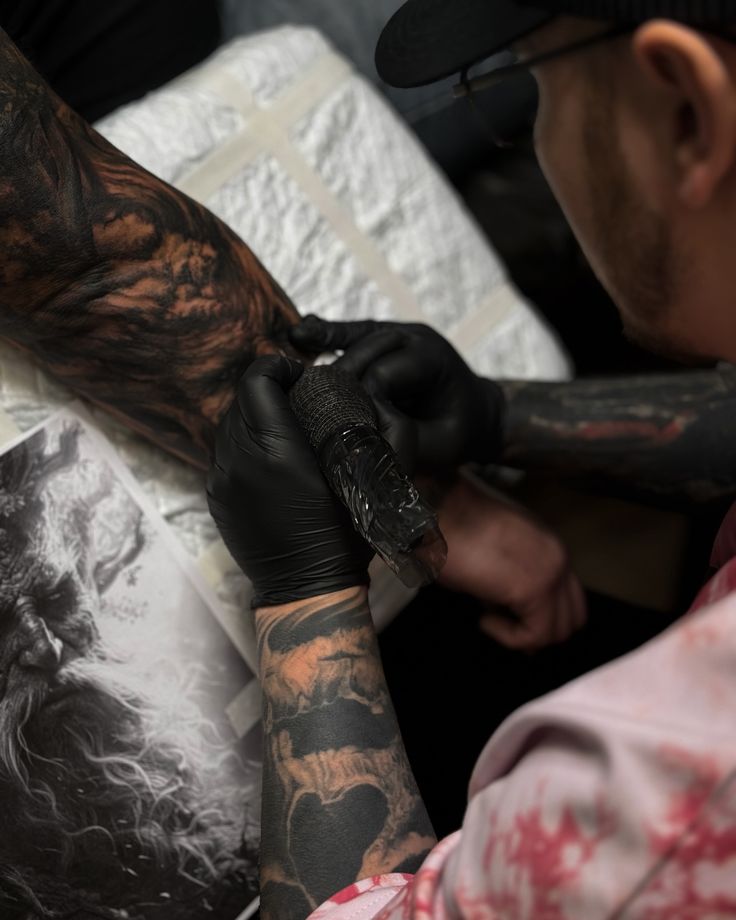 ▪️Студийный процесс_♨️Открыта запись на декабрь и январь 📨📲_+7 968 455-30-00 Иван_ ✌🏻_💫Студия в центре Москвы метро Белорусс Tattoo artist working on a detailed sleeve tattoo design with precision tools, capturing a creative and artistic process. | Sky Rye Design Tattoo artist working on a detailed sleeve tattoo design with precision tools, capturing a creative and artistic process.