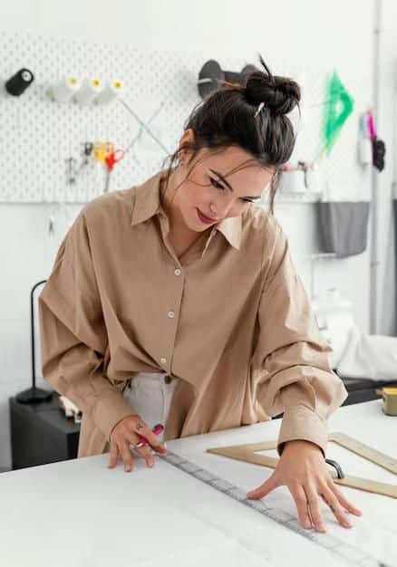ファッションデザイナーが独りでワークショップで働いている _ 無料写真 Designer measuring fabric in a creative studio, using a ruler for precision garment crafting and tailoring on a worktable. | Sky Rye Design Designer measuring fabric in a creative studio, using a ruler for precision garment crafting and tailoring on a worktable.