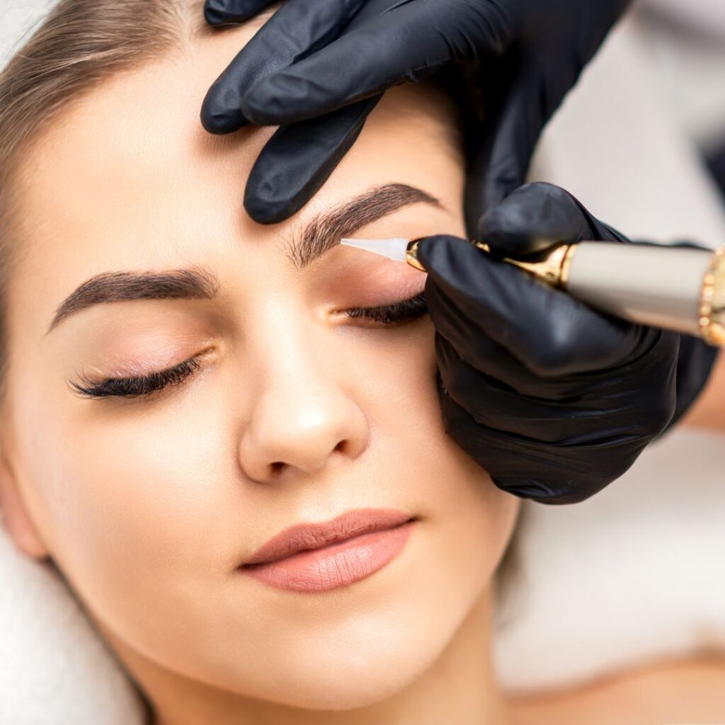 10655ac637c1e32c18e386e992137728 Woman receiving professional eyebrow microblading treatment, close-up of precision work by a specialist with black gloves. | Sky Rye Design Woman receiving professional eyebrow microblading treatment, close-up of precision work by a specialist with black gloves.