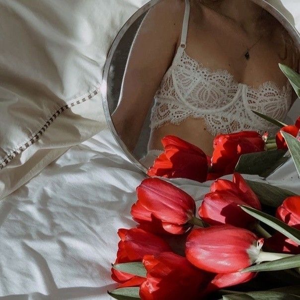 Визуал_Visual Lace bralette reflected in a mirror with vibrant red tulips on a bed, creating a romantic and elegant ambiance. | Sky Rye Design Lace bralette reflected in a mirror with vibrant red tulips on a bed, creating a romantic and elegant ambiance.