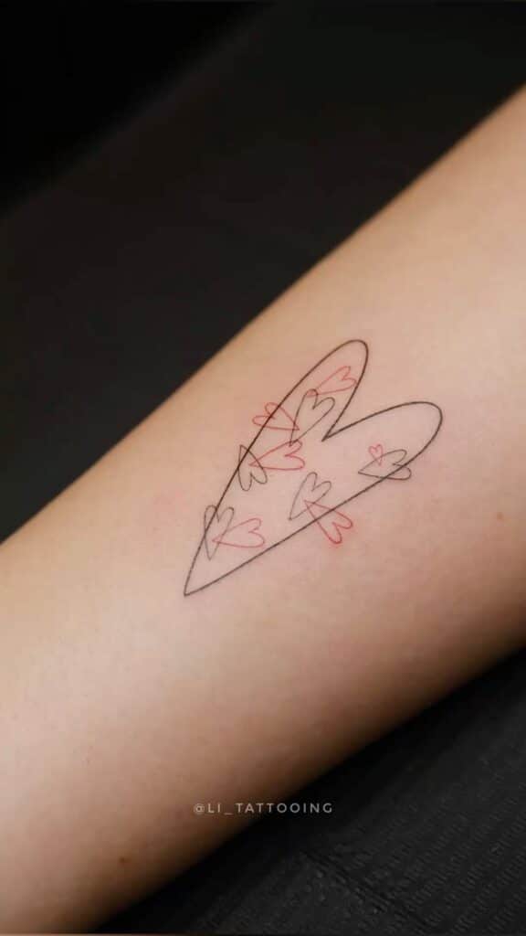 тату сердце _ li_tattooing Minimalist heart tattoo design with layered outlines in black and red ink on arm. Simple and elegant body art concept. | Sky Rye Design Minimalist heart tattoo design with layered outlines in black and red ink on arm. Simple and elegant body art concept.