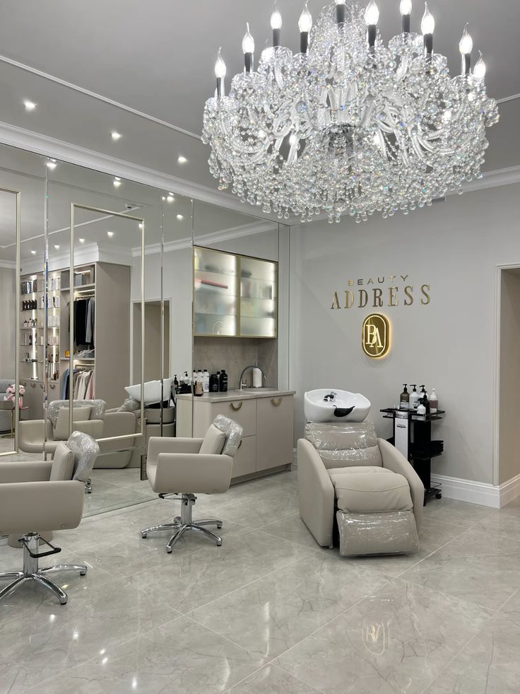 эстетика салона красоты интерьер идея для фото визуал как снимать салон красоты Luxurious beauty salon interior with elegant chandelier, mirrored walls, and modern furnishings for hair services. | Sky Rye Design Luxurious beauty salon interior with elegant chandelier, mirrored walls, and modern furnishings for hair services.