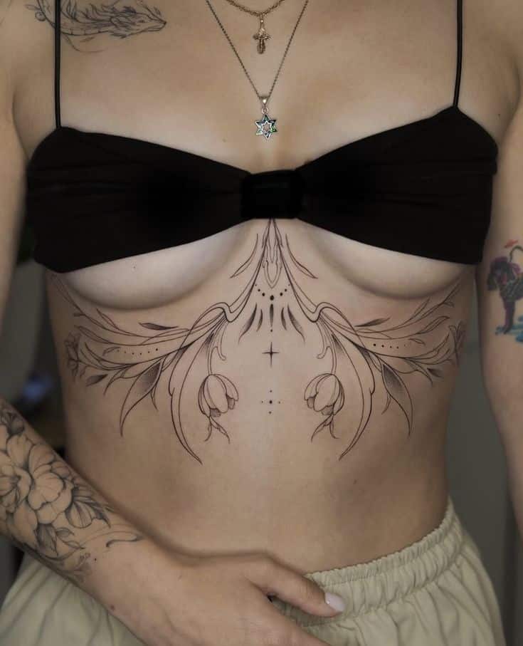 📌Инста Мастера_ tattoossa __Присылайте свои работы на в директ и мы вас опубликуем😉_Работы других мастеров из этого города Вы можете Intricate floral tattoo design on a person's chest, with black ink detailing and minimalistic accents, complemented by necklaces. | Sky Rye Design Intricate floral tattoo design on a person's chest, with black ink detailing and minimalistic accents, complemented by necklaces.