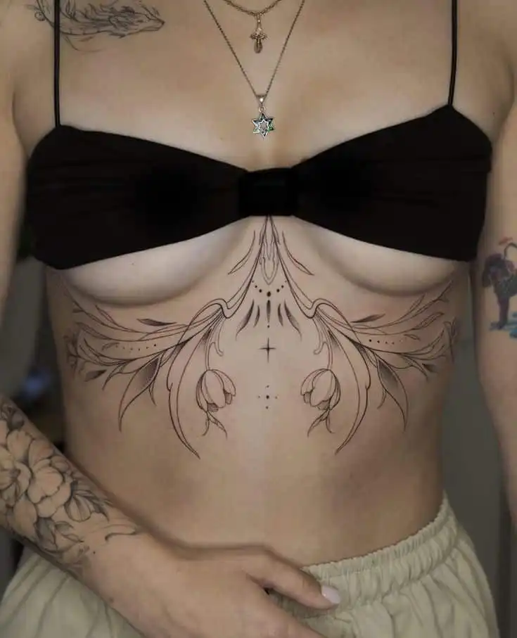 📌Инста Мастера_ tattoossa __Присылайте свои работы на в директ и мы вас опубликуем😉_Работы других мастеров из этого города Вы можете Intricate floral tattoo design on a person's chest, with black ink detailing and minimalistic accents, complemented by necklaces. | Sky Rye Design Intricate floral tattoo design on a person's chest, with black ink detailing and minimalistic accents, complemented by necklaces.