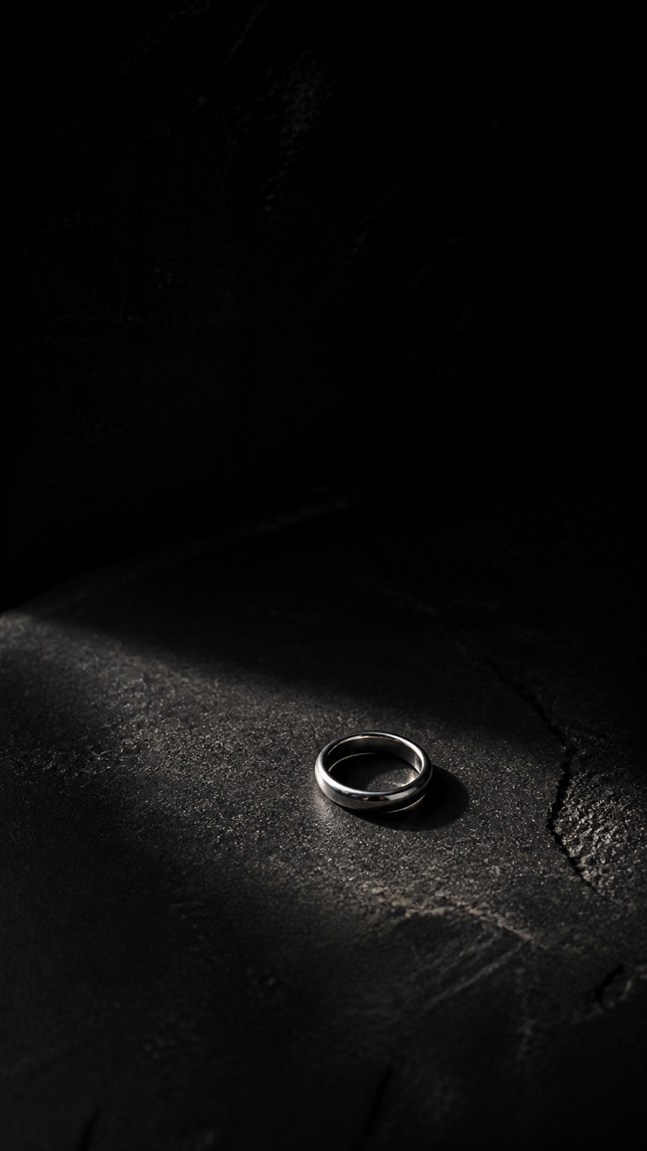 Dark minimalist wallpaper estetik HD with black stone texture and subtle reflected light.