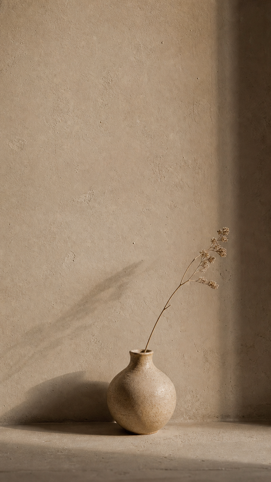 Minimal HD wallpaper estetik with beige plaster, ceramic vase, and quiet shadow.