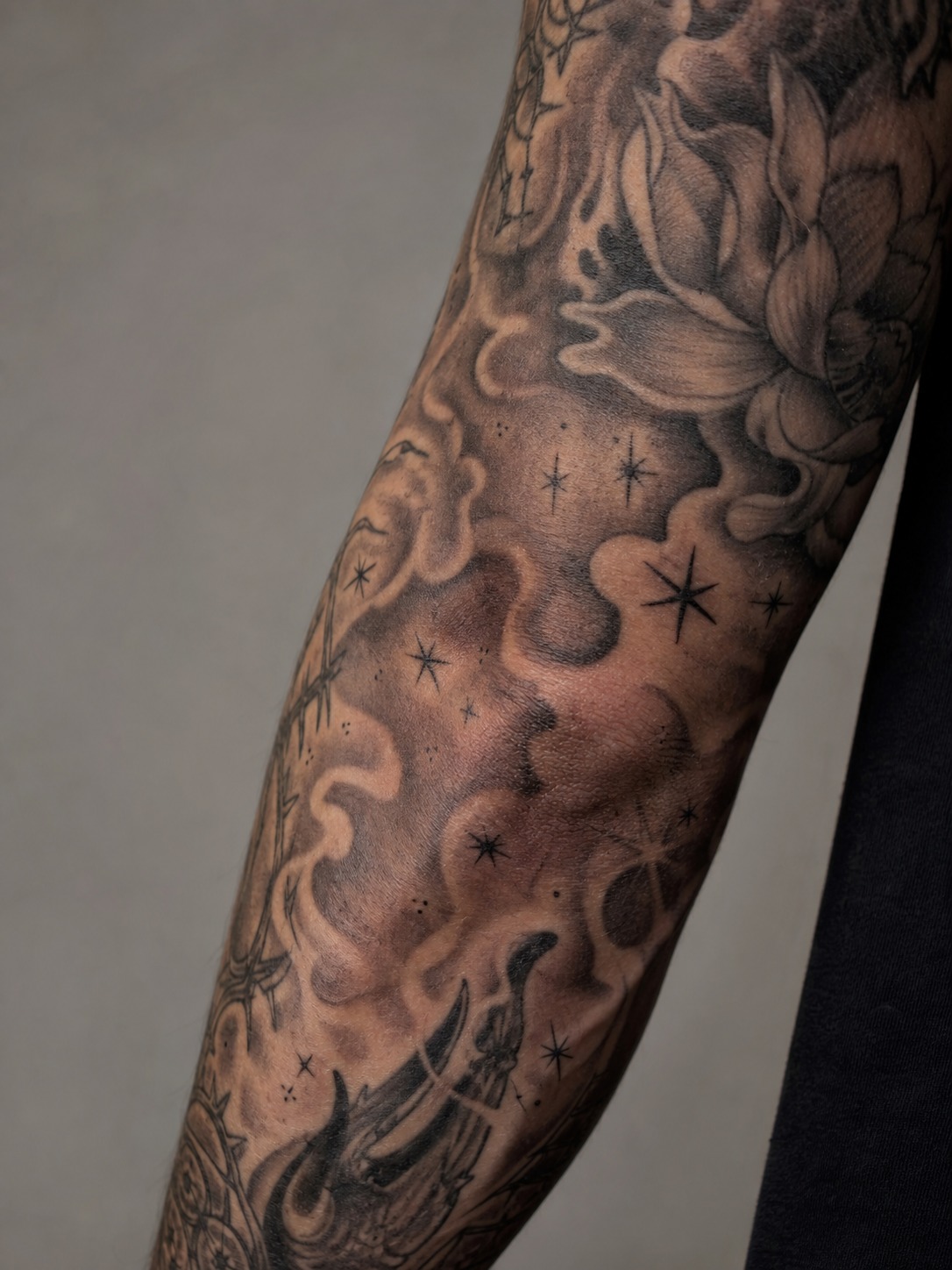 Sleeve tattoo filler ideas Sleeve tattoo filler ideas with smoke, stars, dots, and soft shading around arm tattoos | Sky Rye Design Sleeve tattoo filler ideas with smoke, stars, dots, and soft shading around arm tattoos