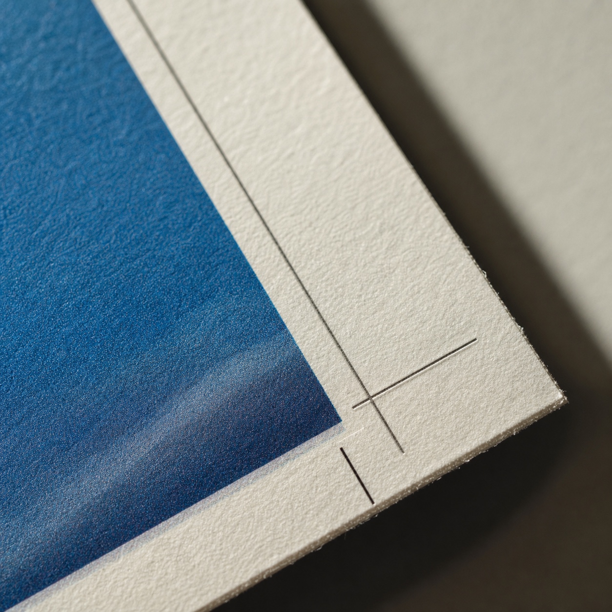 Bleed and trim marks macro Close-up of bleed, trim marks, and crop marks on the corner of a printed sheet. | Sky Rye Design Close-up of bleed, trim marks, and crop marks on the corner of a printed sheet.